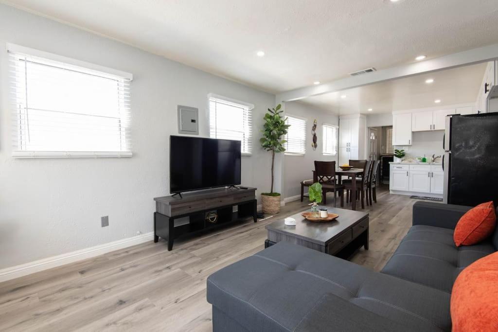 Lovely 2bedroom With Free Parking On Premise Apartment Los Angeles