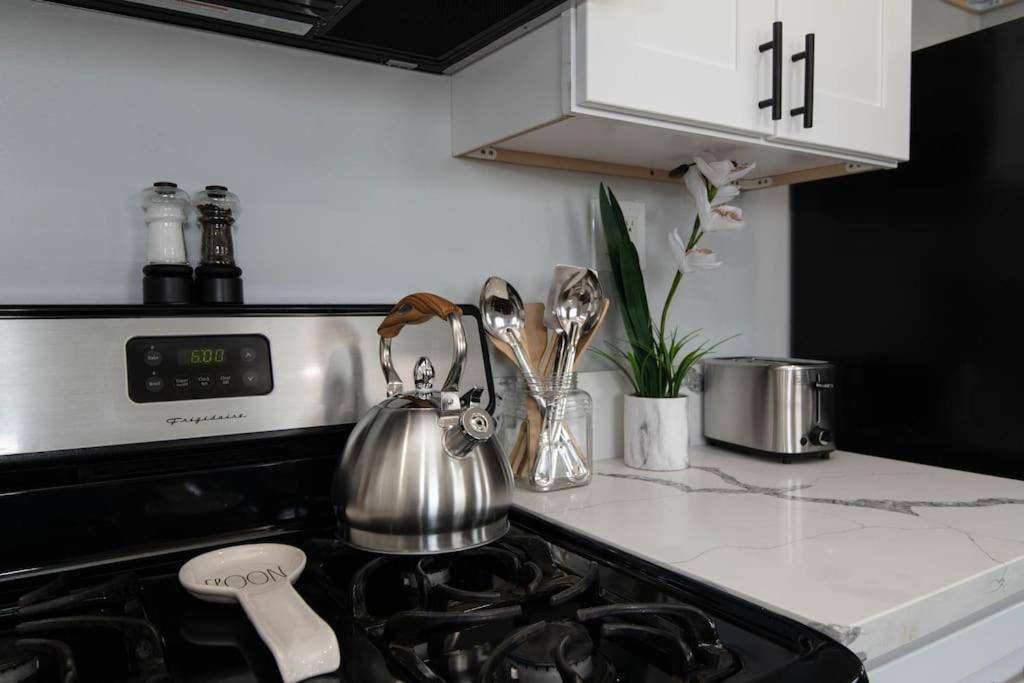 Lovely 2bedroom With Free Parking On Premise Apartment *