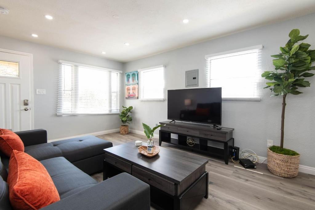 Lovely 2bedroom With Free Parking On Premise Apartment *